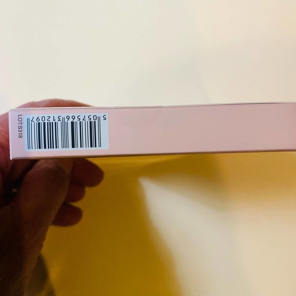 NWT Makeup Revolution Rachel from FRIENDS collectors vegan eye shadow palette - Picture 3 of 7